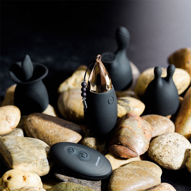 Виброяйцо со сменными насадками Evolved Egg-Citement и пультом ДУ, чёрное EN-RS-6344-2 - Evolved - Вибрирующие яйца - Купить